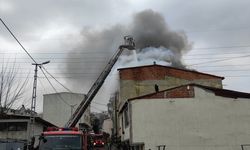 İSTANBUL - Binanın çatısında çıkan yangın hasara yol açtı