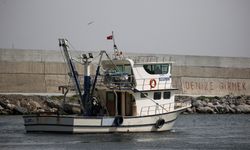 İstanbul Boğazı'nda balıkçılar gündüz avlanmaya devam ediyor