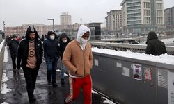 İSTANBUL - Kar yağışı etkili oluyor - Cevizlibağ metrobüs durağında yoğunluk