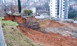 İstanbul'da istinat duvarının çökmesi sonucu toprak kayması meydana geldi