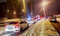 İstanbul'da kar yağışı trafiği olumsuz etkiliyor (2)