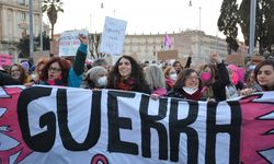 İtalya'daki Dünya Kadınlar Günü yürüyüşünde "Savaşa hayır" mesajı