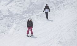 Kar kalınlığının 177 santimetre ölçüldüğü Palandöken'de kayak heyecanı sürüyor