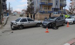 Karaman'da polisin "dur" ihtarına uymayan sürücü başka araca çarpıp kaçtı