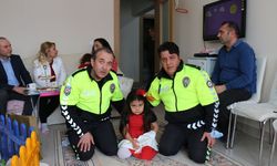 KARS - Polis memuru, hayatını kurtardığı minik Aysima'yı ziyaret etti