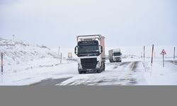 Kars'ta etkili olan kar yağışı ve tipi yüzünden sürücüler yolda kaldı