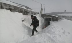 Kars'ta kapısı kardan kapanan evde mahsur kalan aile kurtarıldı
