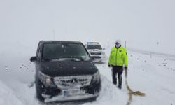 Kars'ta yolda kalan 6 araç ekiplerce kurtarıldı