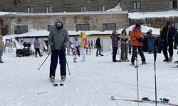 Kartalkaya'ya gelenler tatillerinin keyfini kayak ve snowboard yaparak çıkarıyor