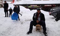 KASTAMONU - Kastamonulu Mustafa dede, mart karının tadını kızakla kayarak çıkardı