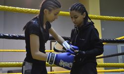 Kick boksçu kız kardeşler, babalarının hayali için ringlerde
