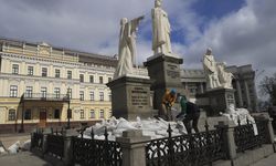 KİEV - Ukrayna'da meydanlardaki heykeller koruma altına alınıyor (2)