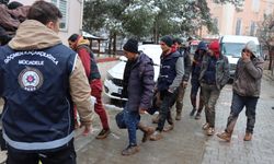 Kilis'te yurda yasa dışı yollardan giren 24 yabancı uyruklu yakalandı