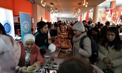 Kırgızistan-Türkiye Manas Üniversitesi'ndeki kermeste Türk mutfağından yemekler sunuldu