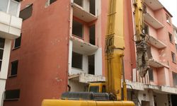 KOCAELİ - Marmara Depremi'nde ağır hasar gören binaların yıkımı sürüyor