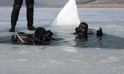 KONYA - ''Kurbağa adamlar" buz tutan göle dalış yaparak Kadınlar Günü'nü kutladı