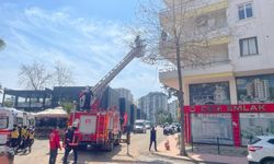 Mersin'de 4 katlı apartmanın önündeki giriş bölümü çöktü