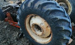 Mersin'de devrilen traktörün altında kalan sürücü hayatını kaybetti, oğlu yaralandı