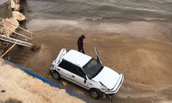 Mersin'de kumsala devrilen otomobili itfaiye çıkardı