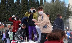 Muğla'da çocuklar kamyonla getirilen karla eğlendi