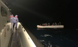 Muğla'da sürüklenen lastik bottaki 28 düzensiz göçmen kurtarıldı
