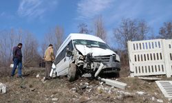 Samsun'da minibüsün beton çite çarpması sonucu 3 kişi yaralandı