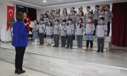 Tekirdağ'da ilkokul birinci sınıf öğrencileri İstiklal Marşı'nı işaret diliyle okudu