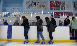 Üniversiteli gençler, ücretsiz sağlanan imkanla buz pateni öğreniyor