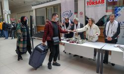 VAN - İranlı turistler, Van'da çiçeklerle karşılandı