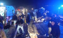 VAN - Minibüsle otomobilin çarpıştığı kazada 15 kişi yaralandı