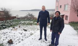 "Yaren" leylek karlı havada balıkçı Adem Yılmaz'ın evine misafir oldu