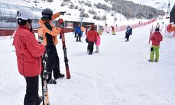 Yerli ve yabancı turistler, Palandöken'de ilkbaharda kayak keyfi yaşıyor