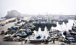 Yoğun sisin görüldüğü İstanbul Boğazı'nda balıkçılar denize açılamadı
