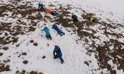 ANKARA - Jandarma'dan Van'daki dağlık bölgede kayak yapan İtalyan ekibinden 4 üyenin çığ altından kurtarılma anı paylaşımı