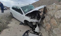 Ankara'da otomobilin istinat duvarına çarptığı kazada 1 kişi öldü