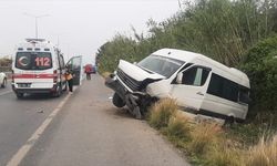 ANTALYA - Turistleri taşıyan minibüsün devrildiği kazada 12 kişi yaralandı