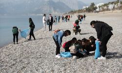 Antalya'da sahilde toplanan çöpler, dikkati çekmek için sergilendi