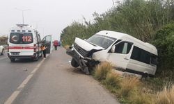 Antalya'da turistleri taşıyan minibüsün devrildiği kazada 12 kişi yaralandı