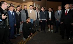 Bakan Kasapoğlu, İzmir'deki KYK yurdunda öğrencilerle sahur yaptı