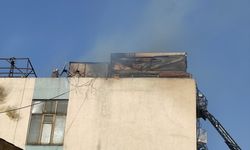 Bayrampaşa'da sanayi sitesindeki binanın çatısında çıkan yangın söndürüldü