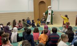 Berlin’de çocuklar iftarda Nasreddin Hoca ve geleneksel gölge oyunlarıyla eğleniyor