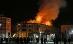 Elazığ'da binanın çatısında çıkan yangın hasara neden oldu