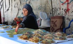 İsrail'in saldırılarında yakınlarını kaybeden Gazzeli anne taş kadayıf tatlısı yaparak ailesini geçindiriyor