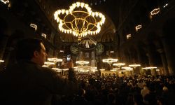 İSTANBUL - Ayasofya-i Kebir Cami-i Şerifi mahyalarla aydınlandı