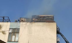 İSTANBUL - Bayrampaşa'da sanayi sitesindeki binanın çatısında çıkan yangın söndürüldü