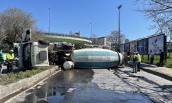 İSTANBUL - Kartal'da virajı alamayan beton mikseri yola devrildi