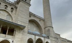 İSTANBUL - Süleymaniye Camisi'nin şerefesinden düşen parça kubbeye zarar verdi