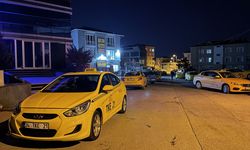 İSTANBUL - Taksi sürücülerinin tarife güncellemek için oluşturduğu kuyruk gece de sürüyor