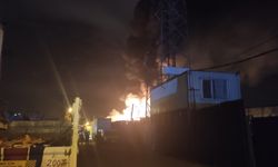 İSTANBUL - Ümraniye'de geri dönüşüm tesisinde yangın