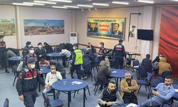 İzmir'de dernek binasında kumar oynayan 160 kişiye ceza kesildi
